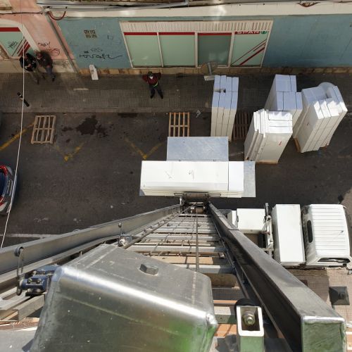 Imagen aérea de los muebles a elevar con la plataforma