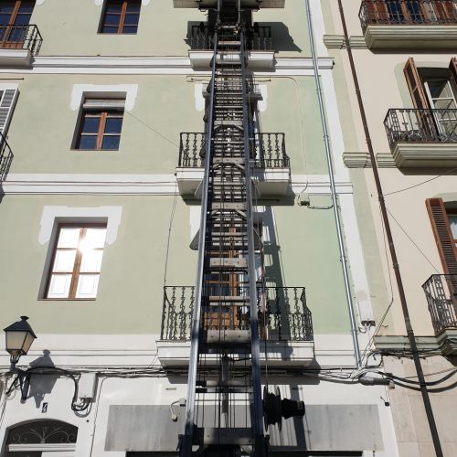 Fachada del edificio donde instalamos la plataforma elevadora