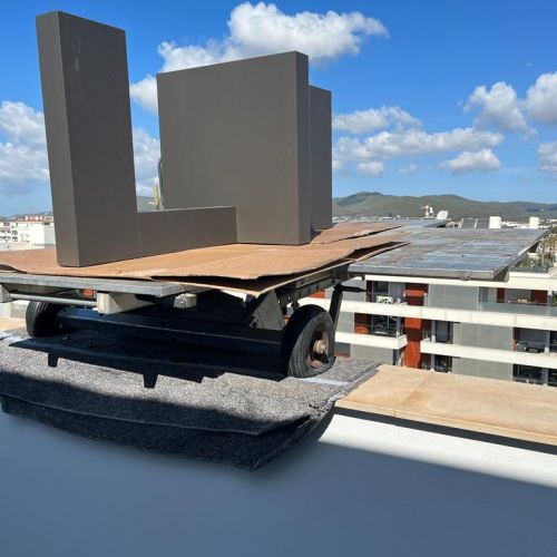 Mobiliario elevado con grua elevadora