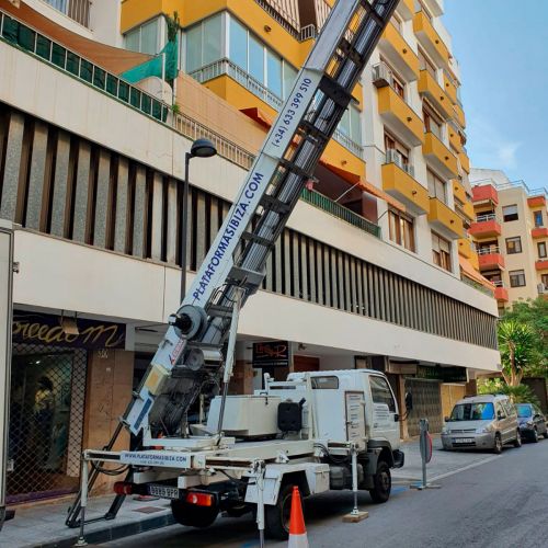 Plataforma elevadora funcionando en una calle de Ibiza