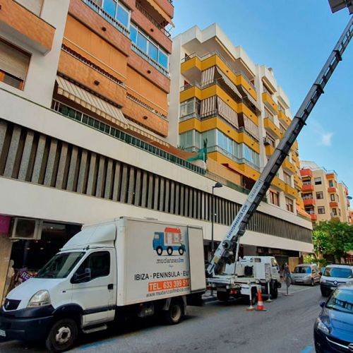 Camión de mudanzas y plataforma elevadora durante el trabajo