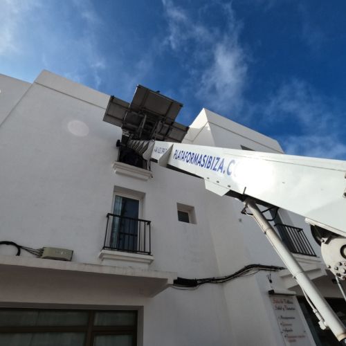 Ángulo contrapicado con vista de la fachada por donde se eleva el mobiliario con la plataforma